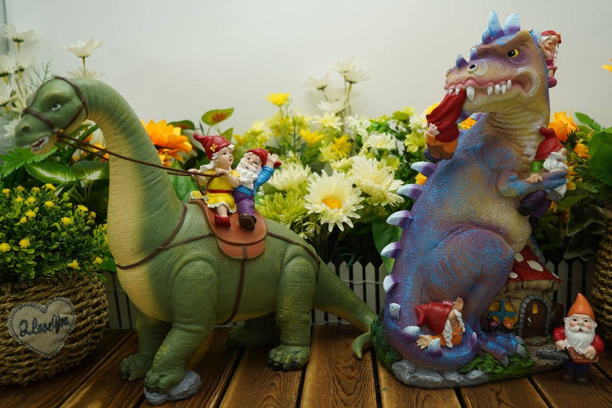 By Mark & Margot – Engroshandel Havenisse – Dinosaur Swinging Gnomes Statue Lilla med Stempelnisse - AF MARK & MARGOT - GRATIS FRAGT!10