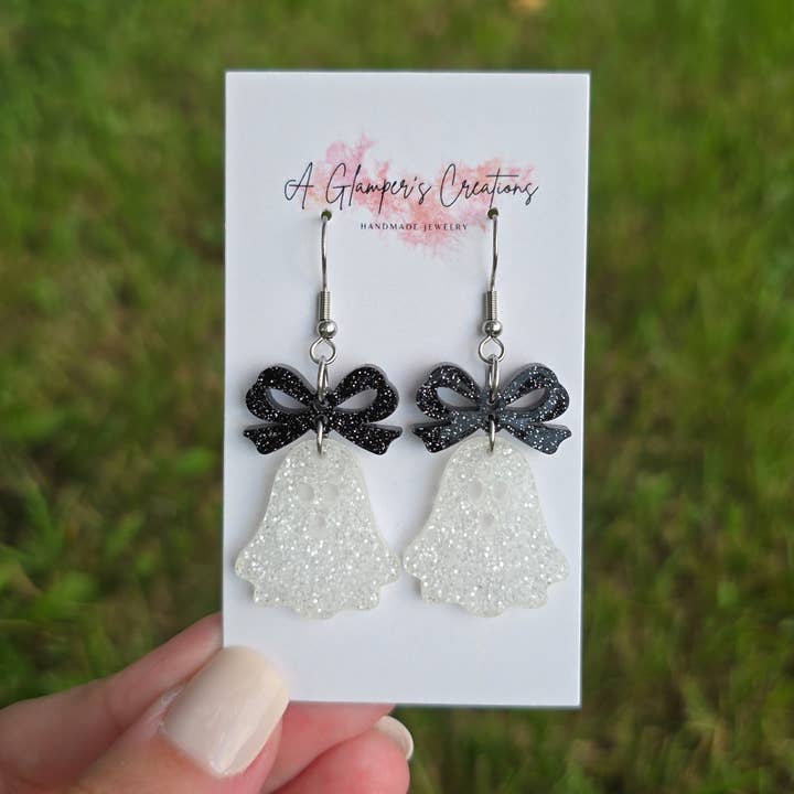 Orecchini in acrilico di Halloween con fantasma e fiocco nero per la vendita all'ingrosso da parte di A Glamper's Creations LLC
