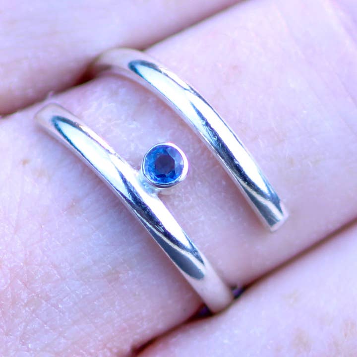 Anillo ajustable de zafiro - piedra natal de septiembre para venta al por mayor de Louella Jewellery