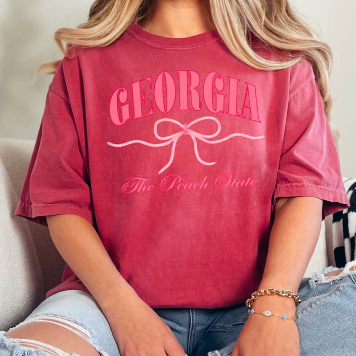 Shoppe SHC – Großhandel T-Shirt (Grafikdruck) – Damen – Coquette Tee | Georgia Tee | Grafik-T-Shirt für Damen0