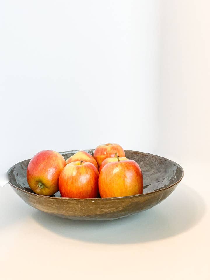 Bol en métal martelé pour la vente par 2nd Story Goods + Haiti Design Co