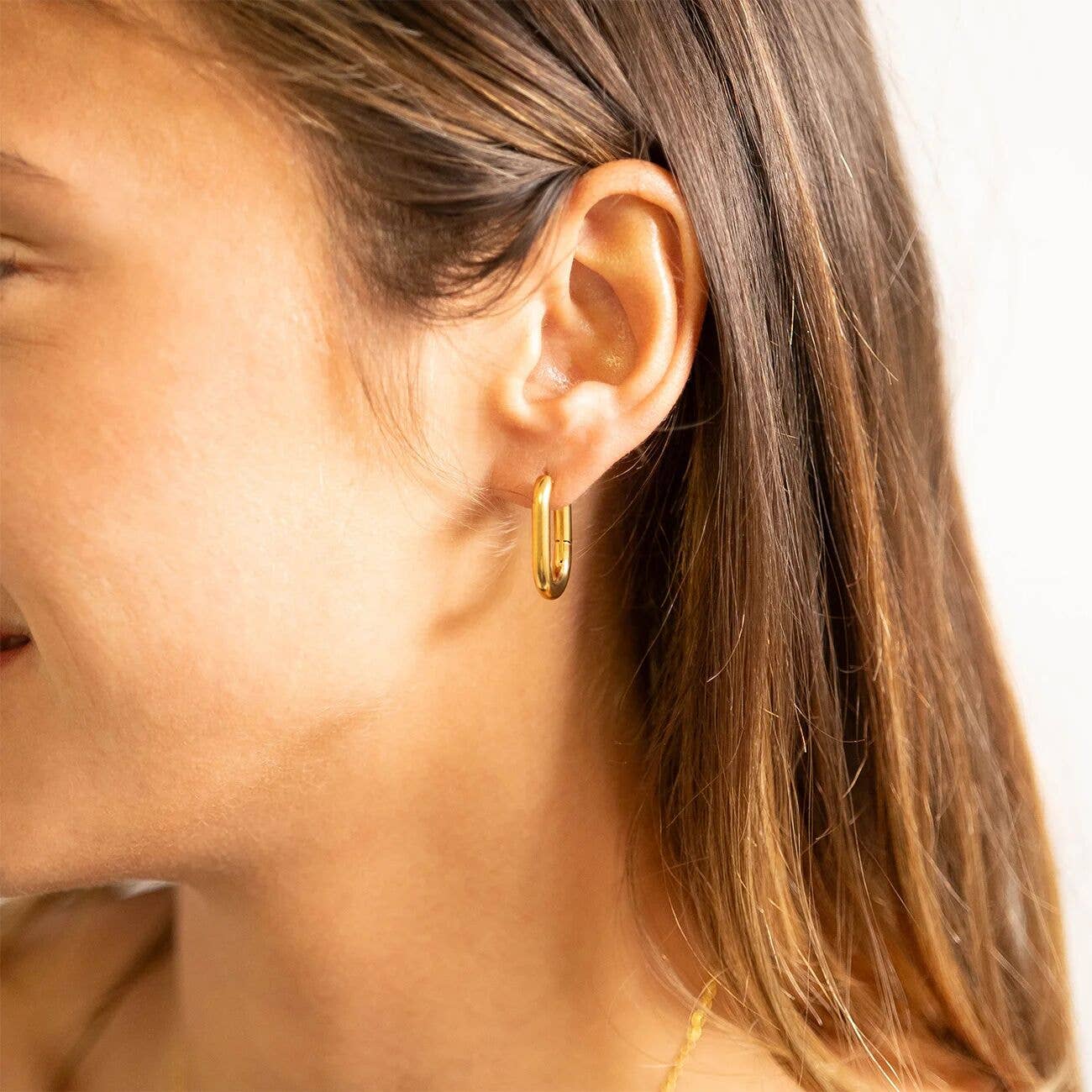 WJW - Vendita all'ingrosso Orecchini a cerchio - Orecchini Huggie ovali in acciaio inox con rivestimento PVD oro 18K6