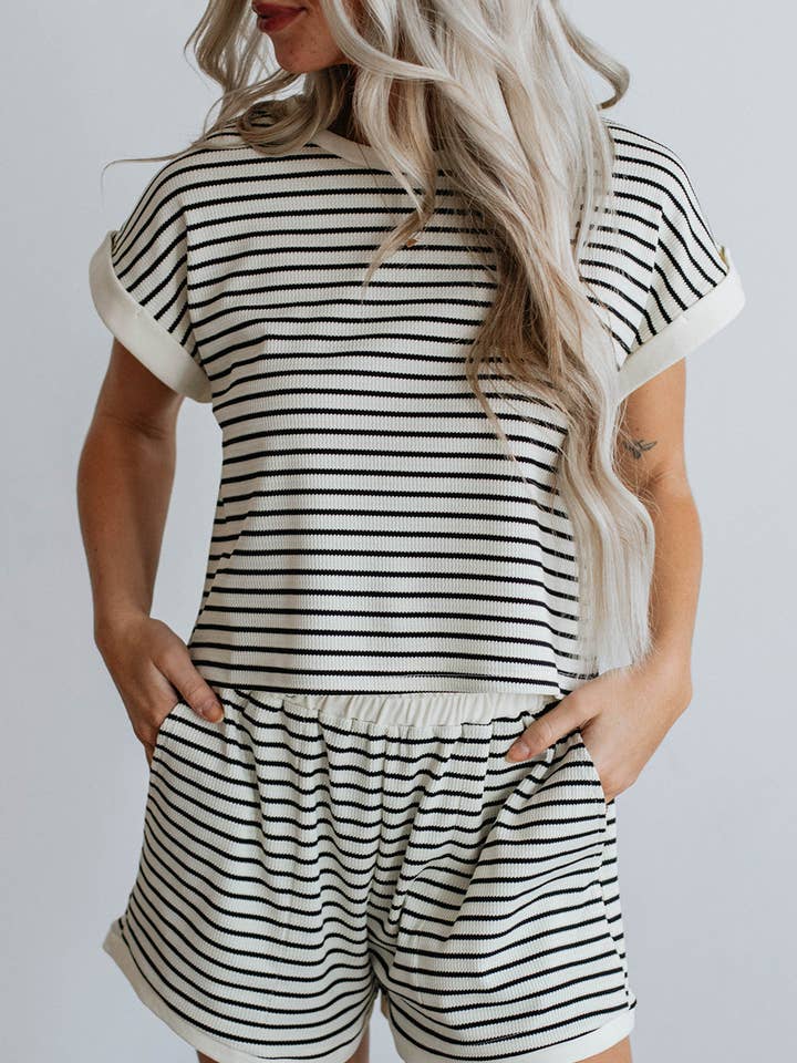 Ensemble t-shirt et short à rayures blanches à bords contrastés pour la vente par Lovesoft