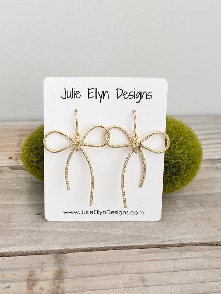 Gedraaide gouden strikoorbellen voor wholesale door Julie Ellyn Designs