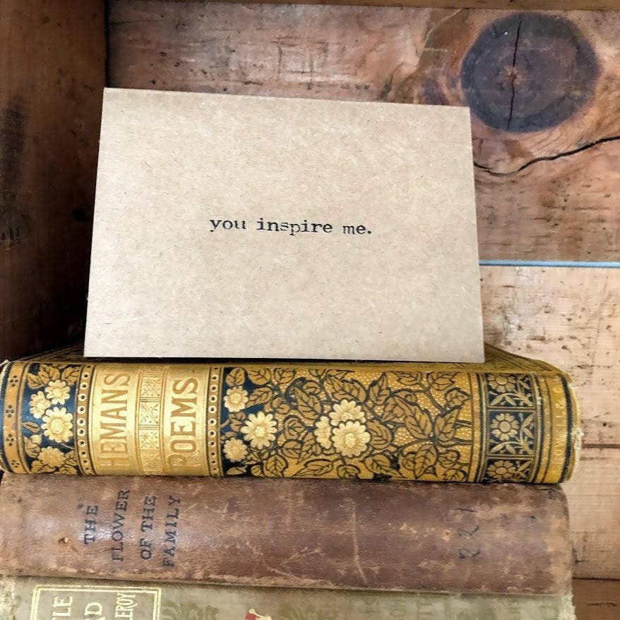 Alison Rose Vintage – Großhandel Grußkarten für den Alltag – Du inspirierst mich Kompliment-Grußkarte in Schreibmaschinenschrift1