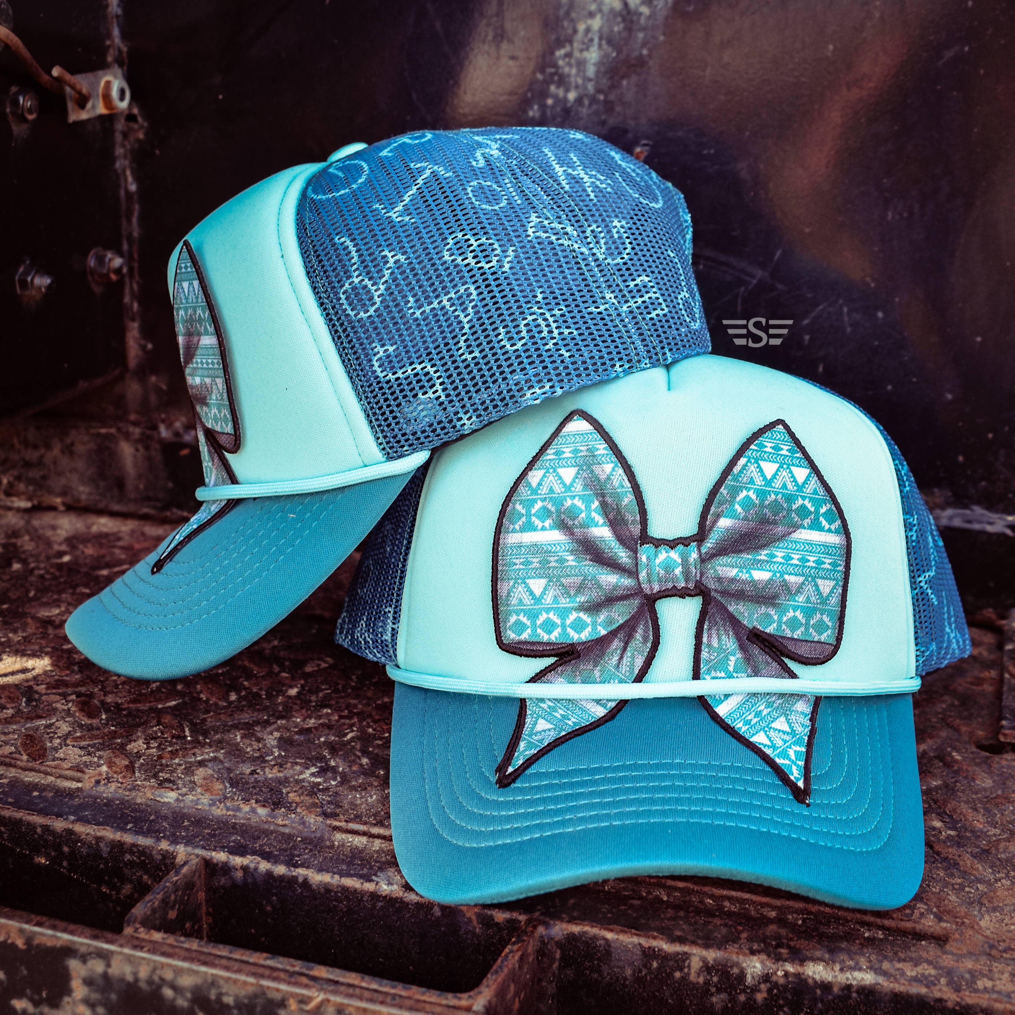 Flying S Company - Venta al por mayor Gorra trucker - Mujer - Gorra Trucker de Malla con Estampado Azteca y Lazo1