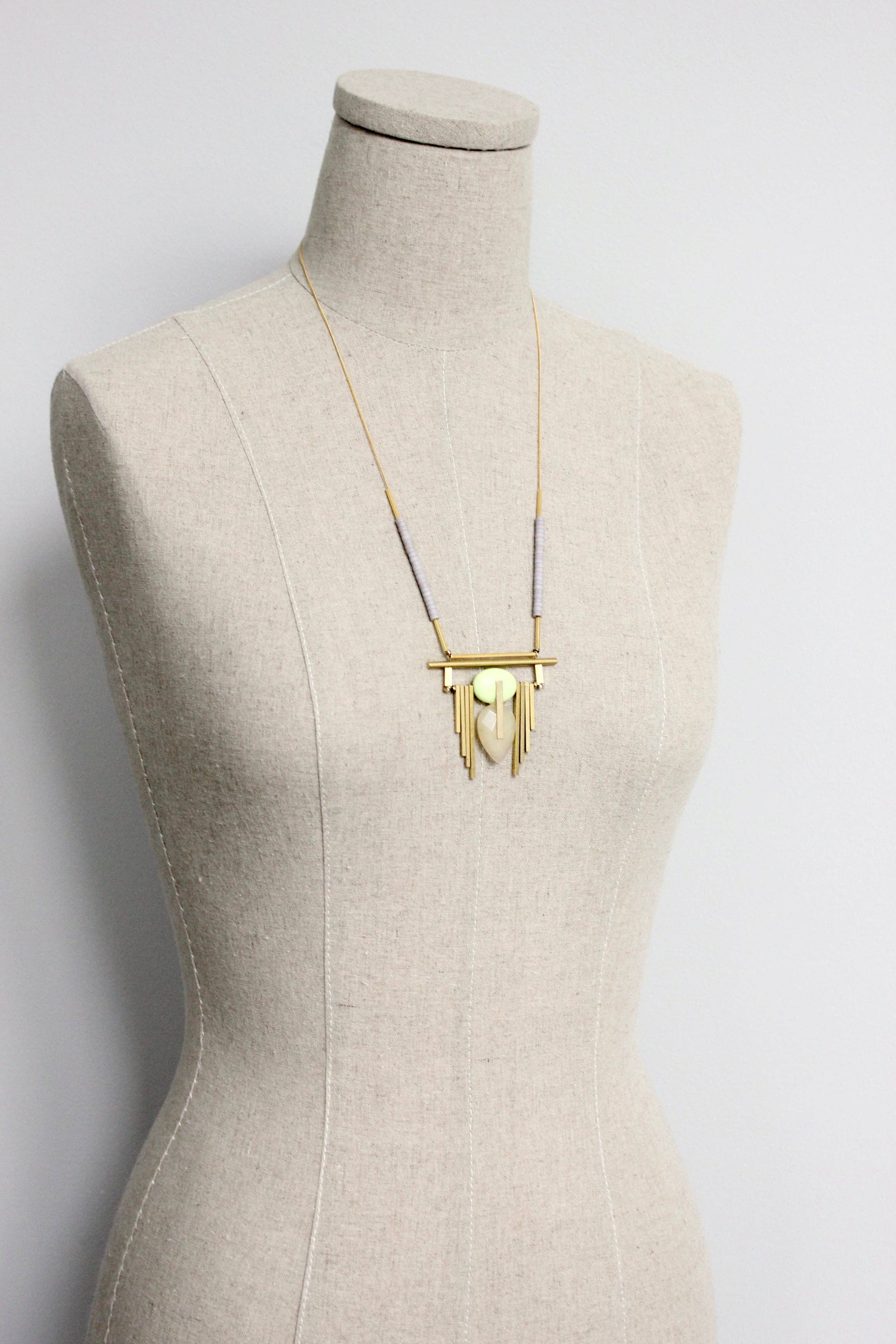 David Aubrey Jewelry – Großhandel Kette mit Anhänger/Charm – GND324 Art-Deco-Kette aus Magnesit, Jade und Messing1