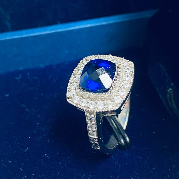 Blauer Saphir-Kristallring von Swarovski®, Größe 6, handgefertigt für den Großhandel von Glimmering Handmade