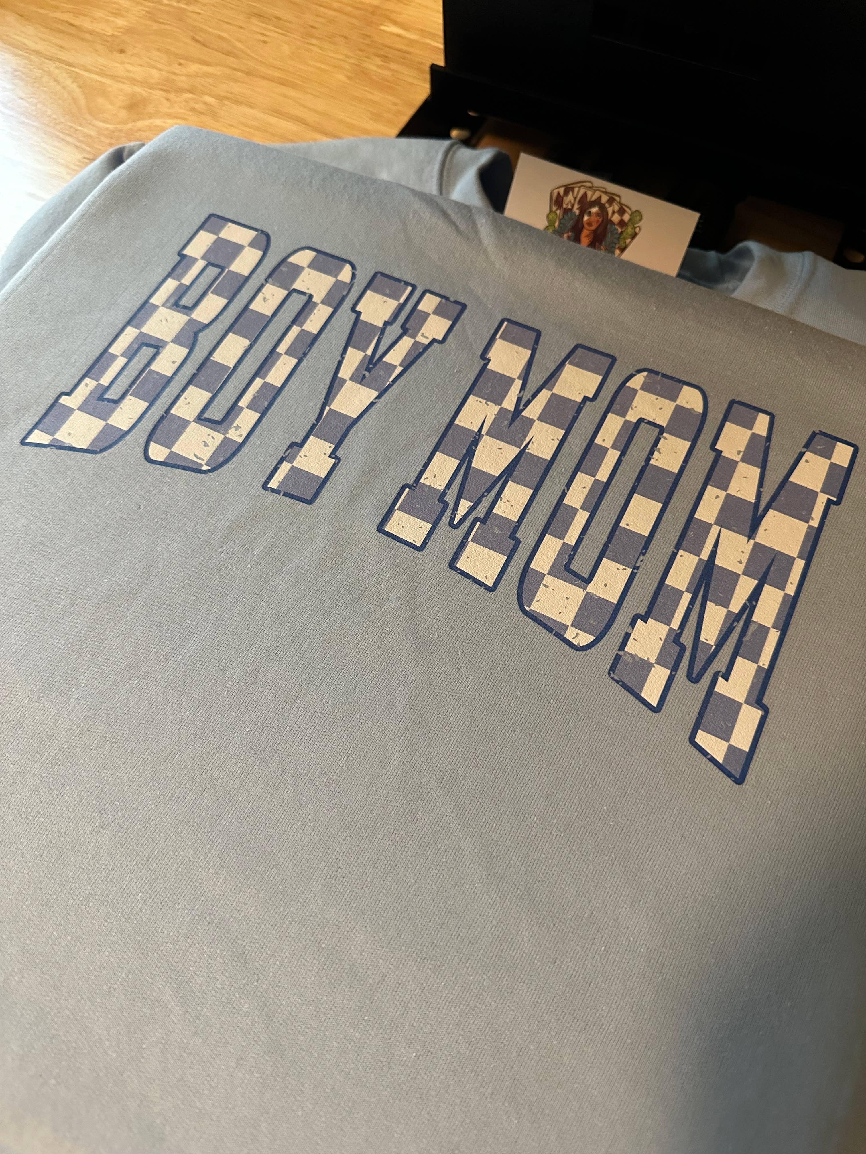 The Branded Blue Roan – Engroshandel T-shirt med print - Dame – Boy Mama Blå ternet vestlig grafik 2