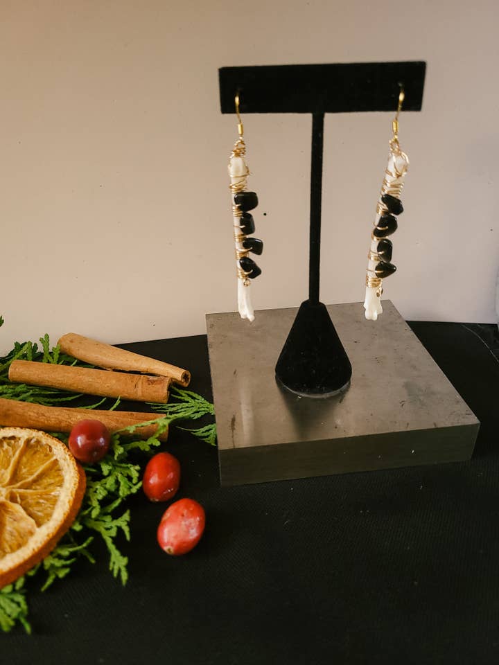 Vild kvinna Fox fot ben örhängen lindade med svart Obsidian för wholesale av Wild Born Creations