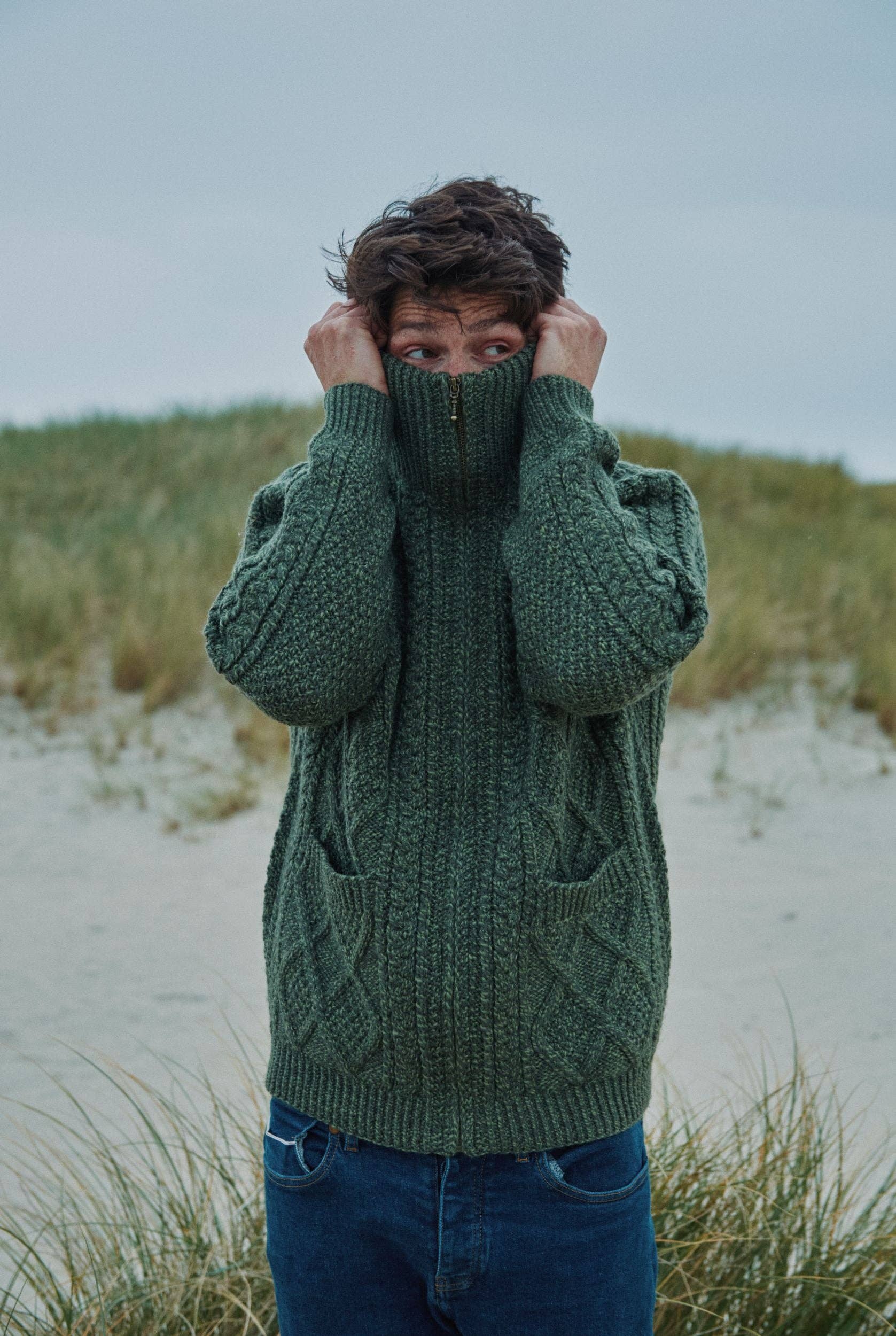 Aran Woollen Mills - Wholesale Cardigan - Heren - Brannock herenvest met rits en Aran-patroon - groen2