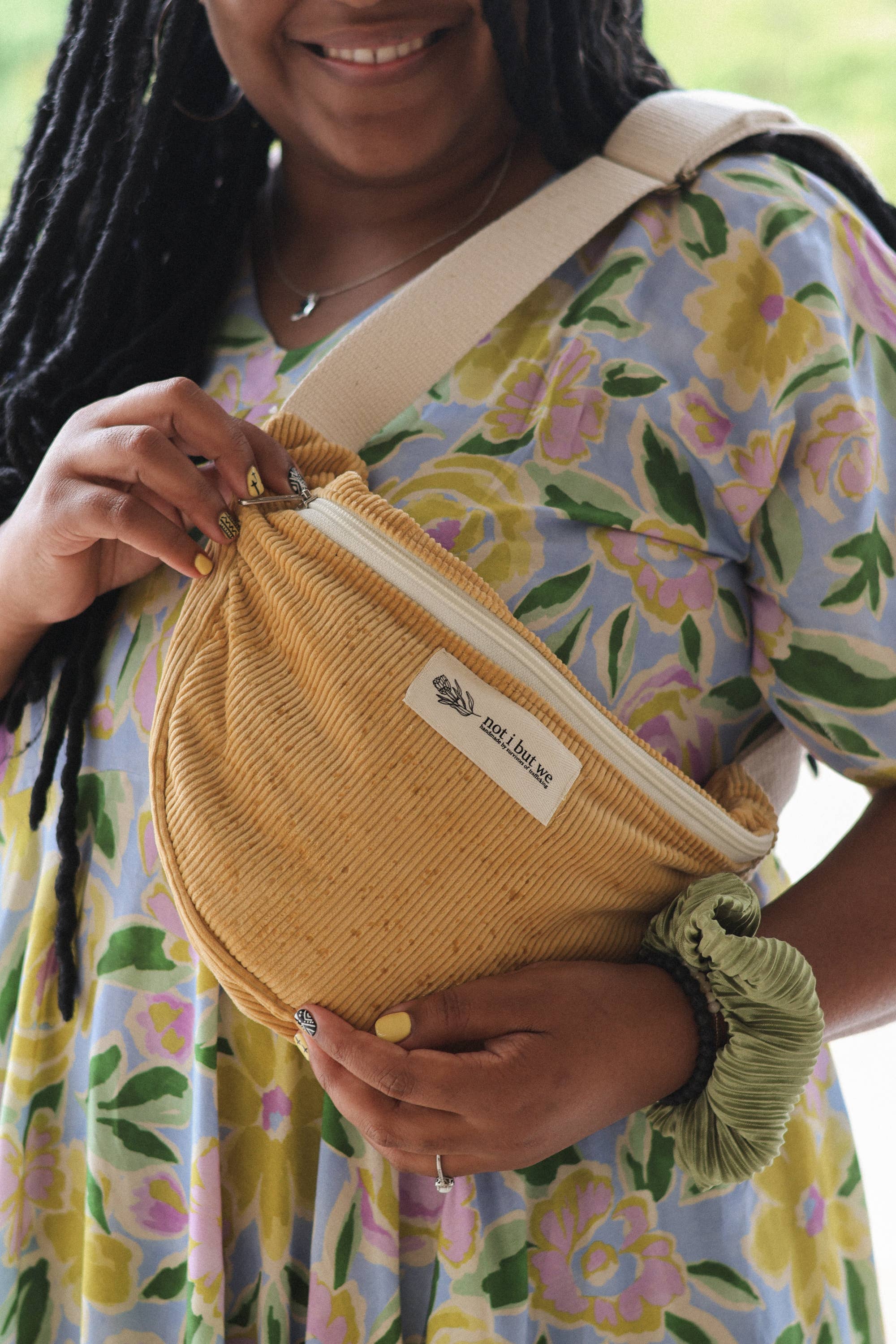 Not I But We - Vente Sac ceinture – unisexe - Sacs bandoulière recyclés | Fabriqués de manière éthique par des survivants5