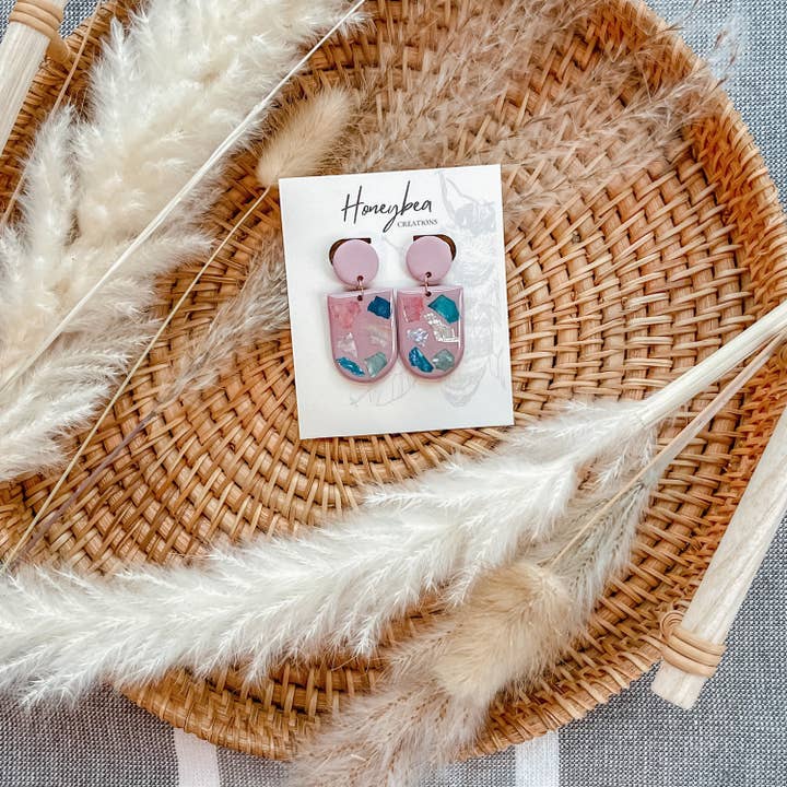 Conchas roxas peroladas | Brincos de argila de polímero feitos à mão por atacado de Honeybea Creations WI