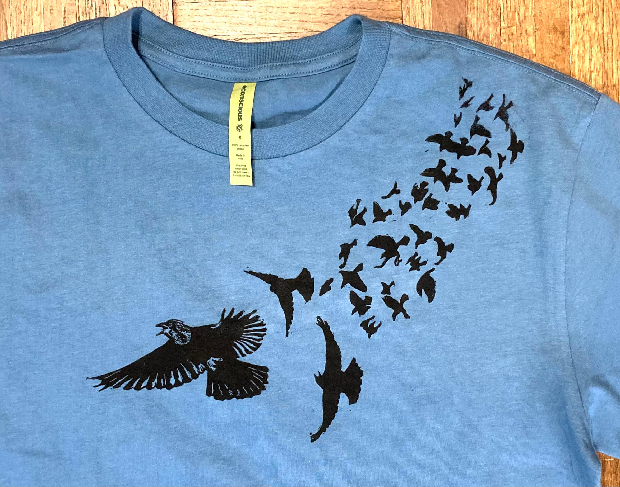 Sarah Drummond Art - Vente Chemise – unisexe - T-shirt imprimé à la main "Blackbirds"0