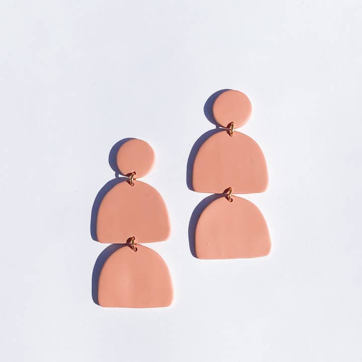 boucles d'oreilles double arc rose pour la vente par The Color Theory