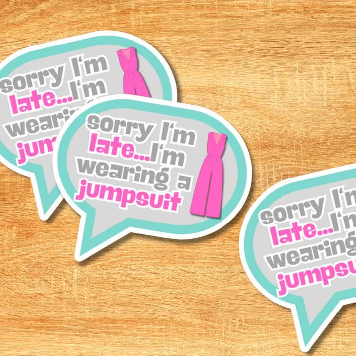 Autocollant « Désolé, je suis en retard, je porte une combinaison » pour la vente par Agave Creative LLC