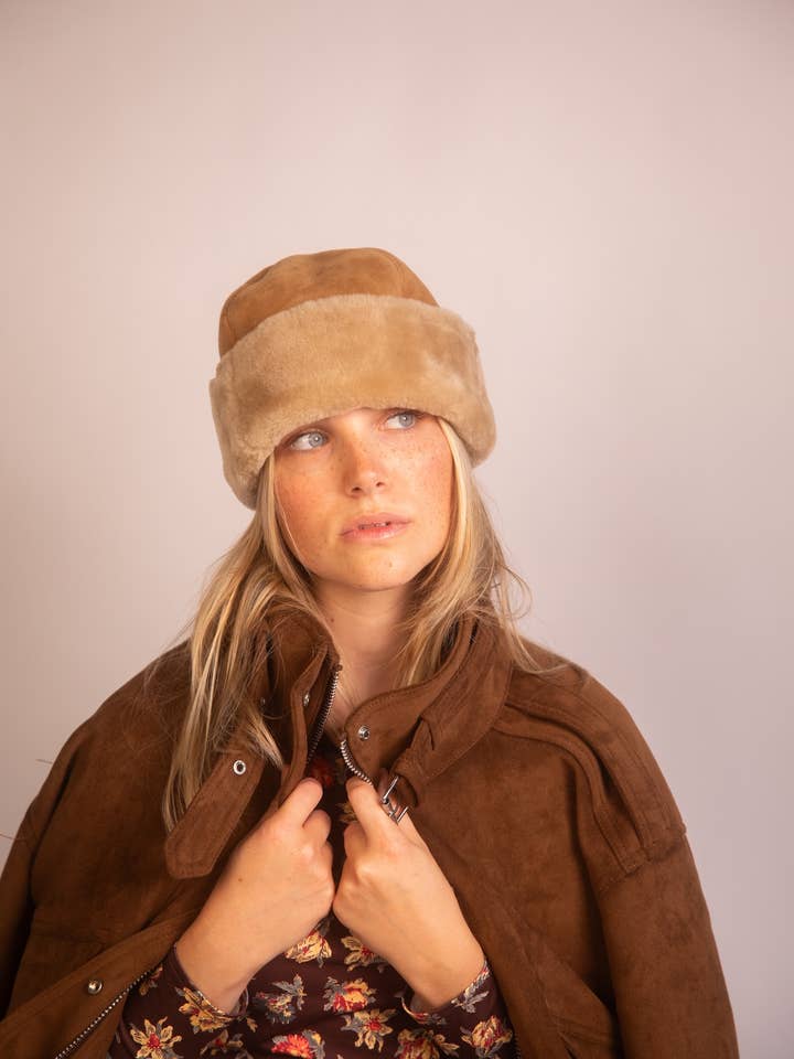 BEIGE LAMMESKINSHAT for engroshandel hos marushka