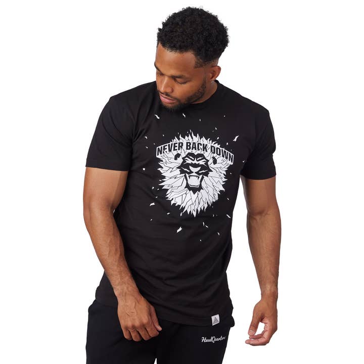 T-shirt « Never Back Down » Noir pour la vente par HeadQuarters Clothing