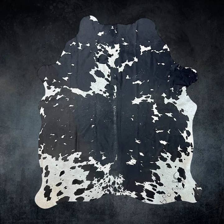 Grande peau de vache noire et blanche taille 6 x 7 pieds---5008 pour la vente par Rodeo