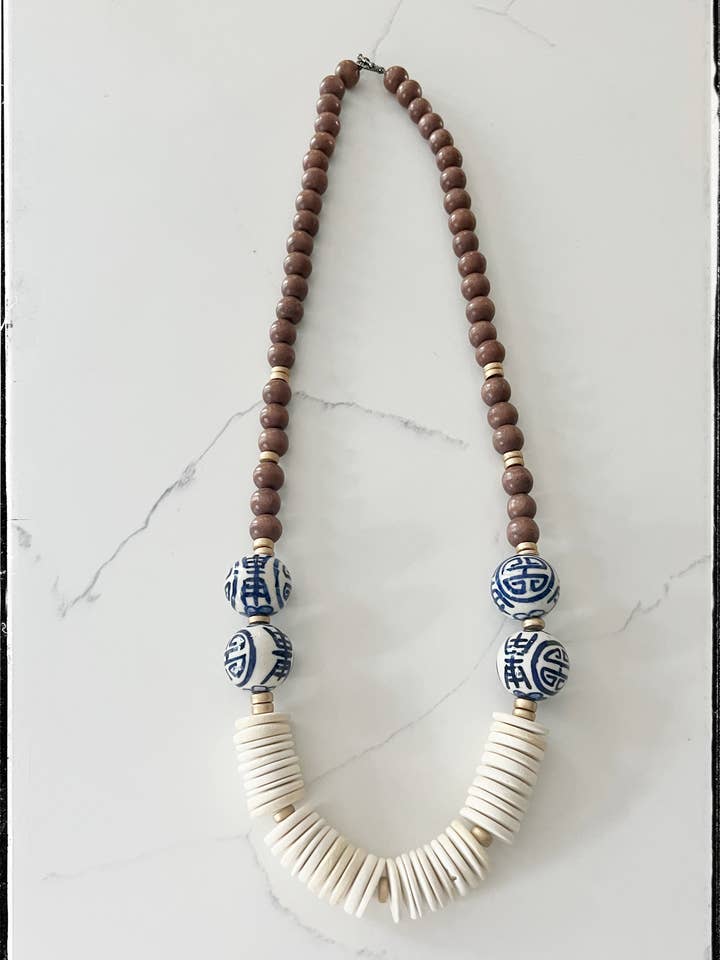 Grânulo de vidro Chinoiserie de cerâmica azul e colar de madeira - Tan por atacado de GentrybyJenna