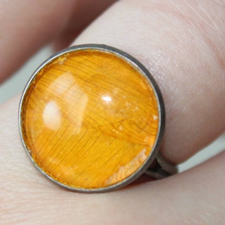 Bague tendance pétale de tournesol | Bijoux et accessoires de fleurs pressées | Cadeaux pour demoiselles d'honneur pour la vente par With Grace Jewelers