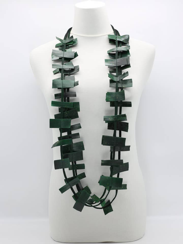 Collana rettangolare in similpelle riciclata, dipinta a mano per la vendita all'ingrosso da parte di Jianhui London