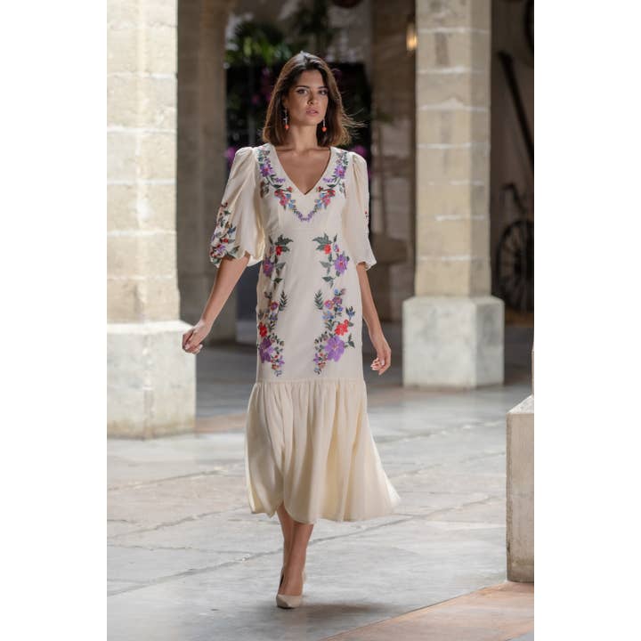 Robe beige Káhyra avec broderies florales et manches bouffantes pour la vente par Káhyra