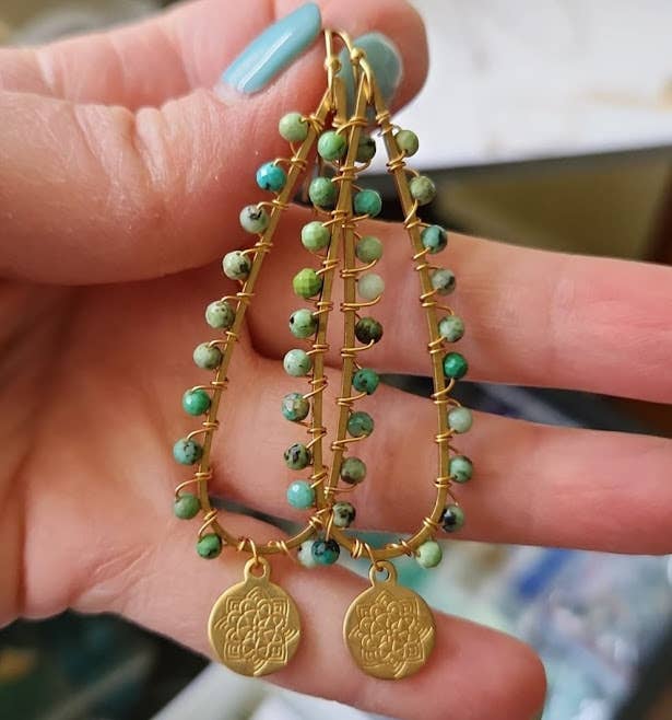 Sara Sela Jewelry - Vente Boucles d'oreilles pendantes - Boucles d'oreilles pendantes en forme de lotus et en forme de larme en forme de lotus en pierres précieuses et en laiton4