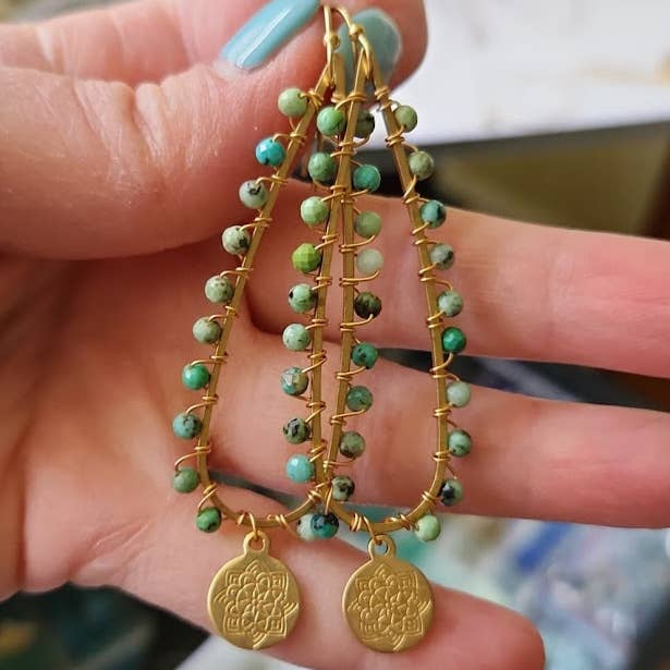 Sara Sela Jewelry - Vente Boucles d'oreilles pendantes - Boucles d'oreilles pendantes en forme de lotus et en forme de larme en forme de lotus en pierres précieuses et en laiton4