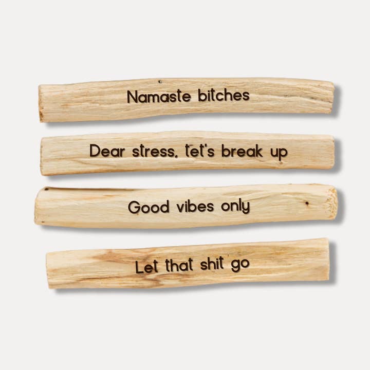 Lot de 4 intentions gravées Palo Santo pour la vente par The Retrograde Shop