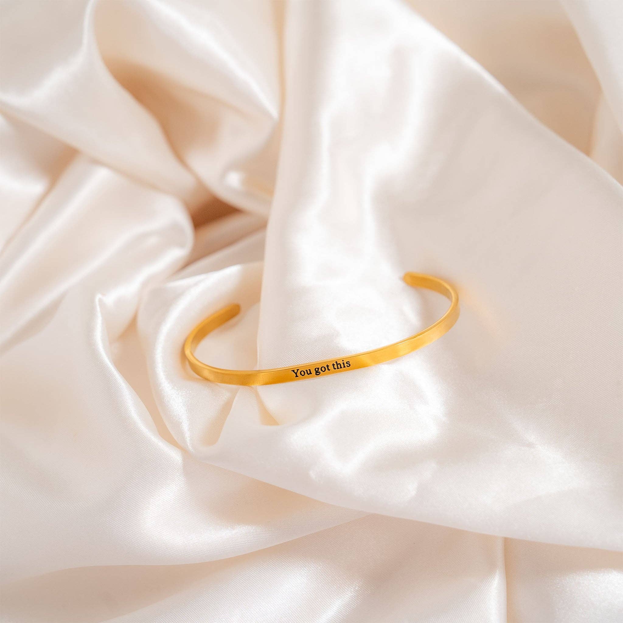 WJW - Vendita all'ingrosso Bracciale a polsino - Bracciale rigido inciso "You Got This" in PVD oro 18K6