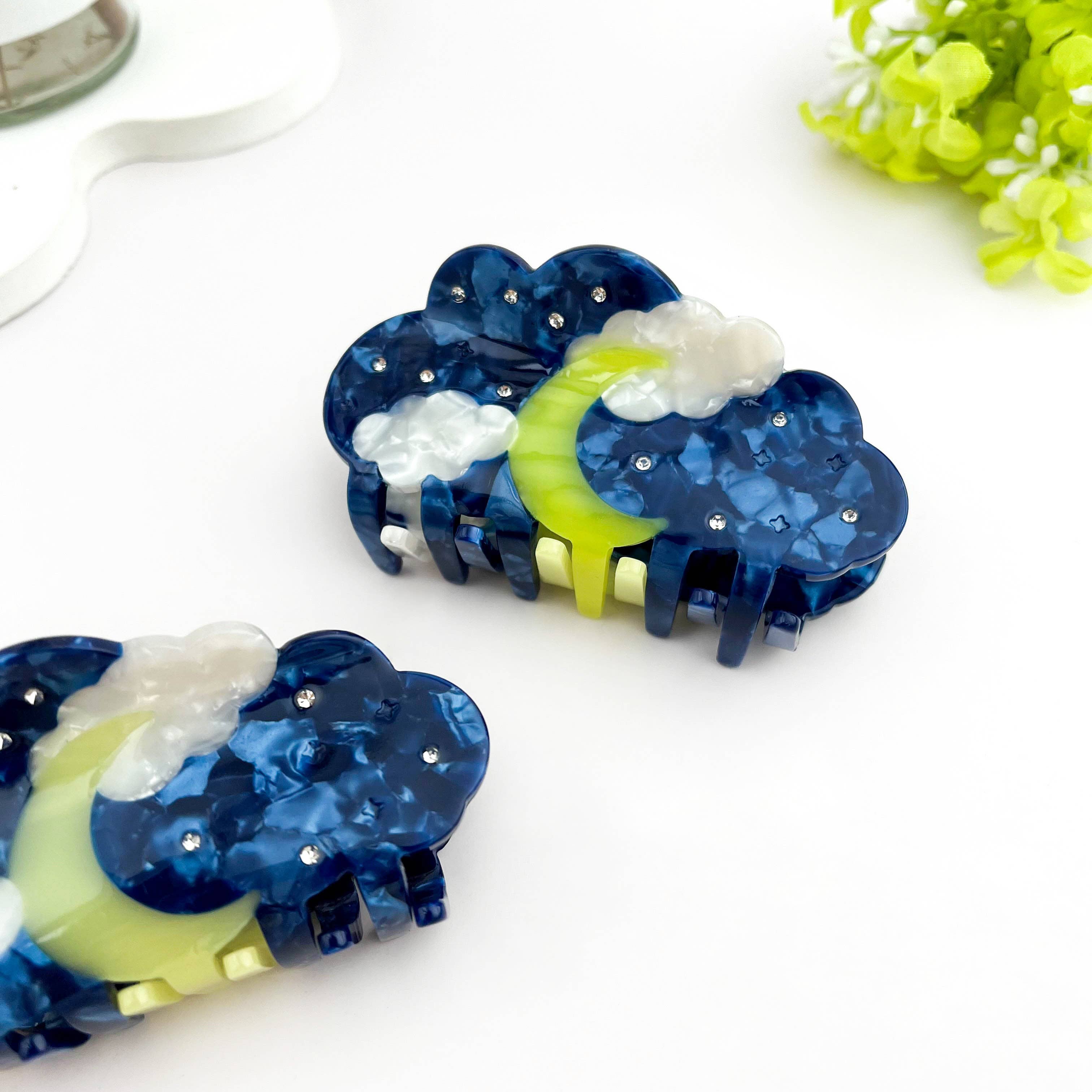 Blu Clip per capelli in acetato con strass a forma di luna e nuvola sotto il cielo stellato. in vendita all'ingrosso su Faire