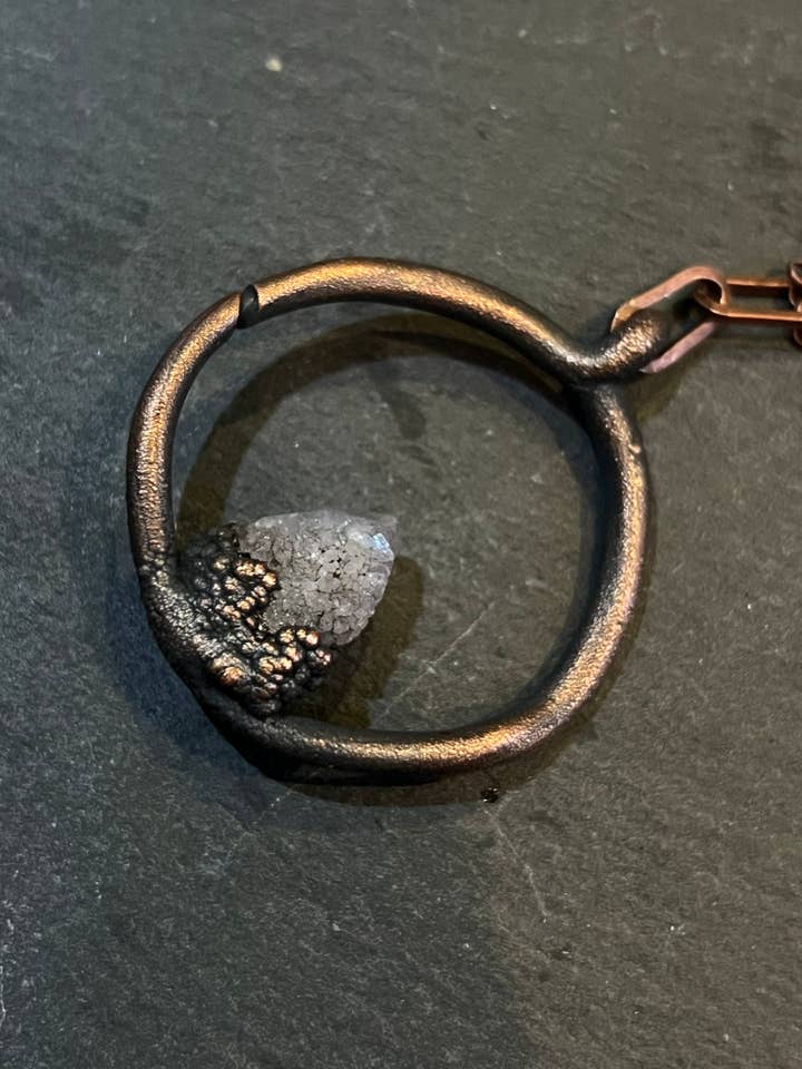 Koperen halsketting met elektrolytisch gevormde spirituskwarts voor wholesale door Bare Bones Jewelry London