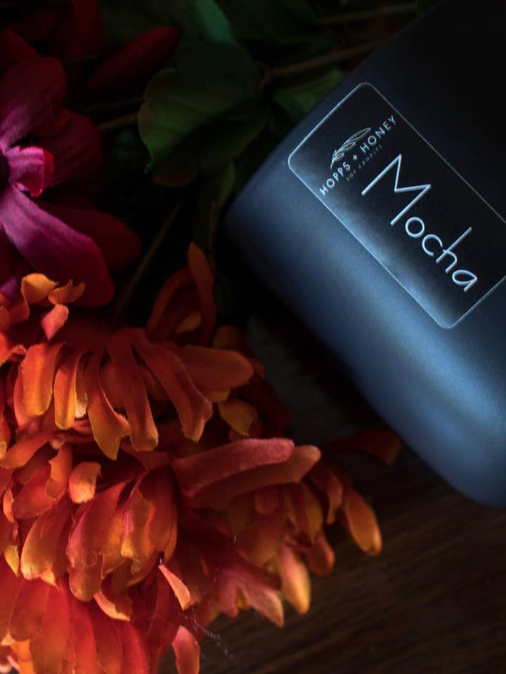 Bougie en cire de soja Mocha-Modern pour la vente par Hopps and Honey