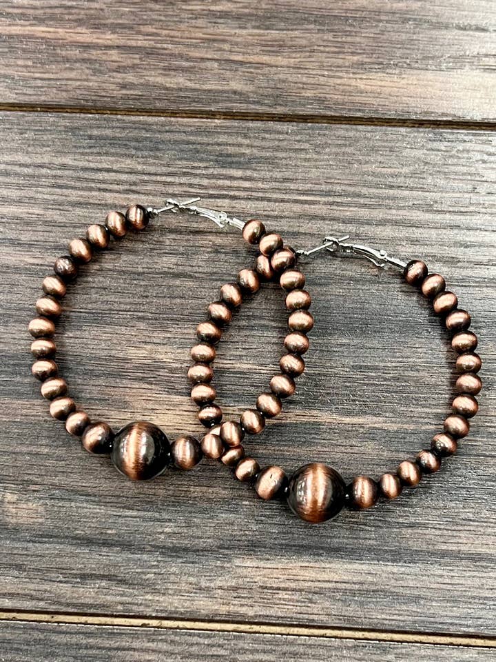 726313, Boucles d'oreilles créoles en perles Navajo en cuivre fait main pour la vente par ISAC Trading Inc