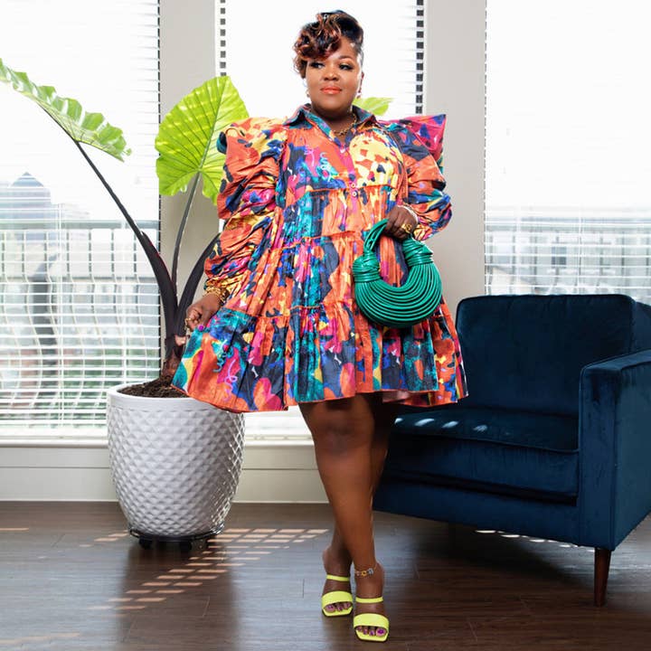 Robe à volants florale à boutons, grande taille pour la vente par DREAM VERA APPAREL