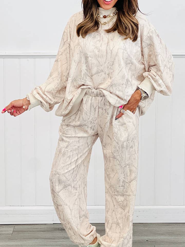 Ensemble deux pièces avec pantalon de jogging imprimé camouflage kaki pour la vente par Suhkasana