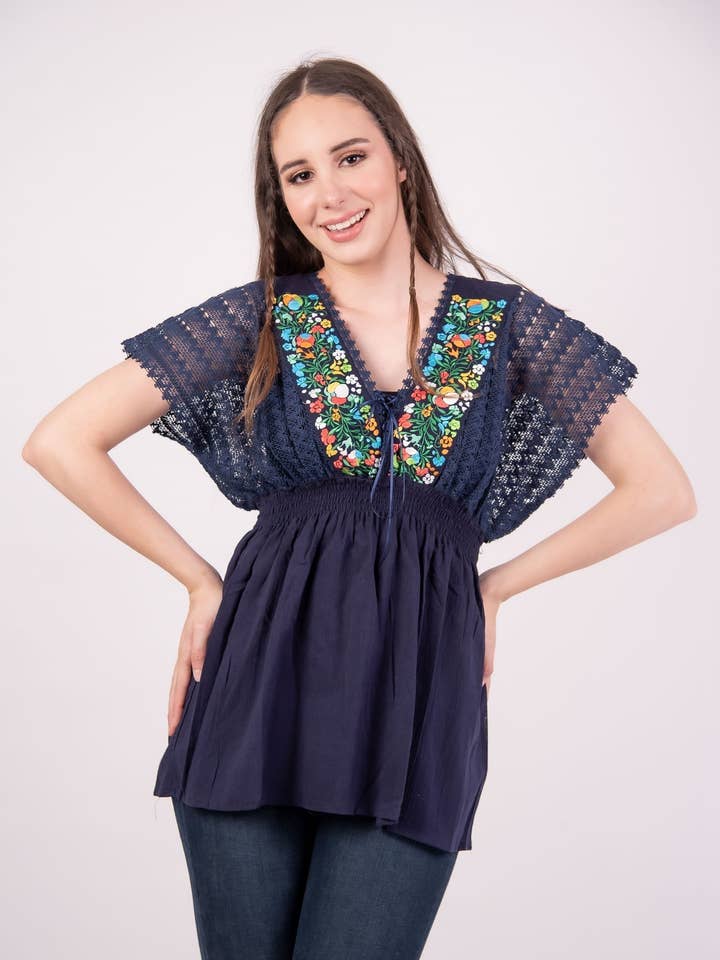 Blusa Jazmin Navy per la vendita all'ingrosso da parte di Cielito Lindo