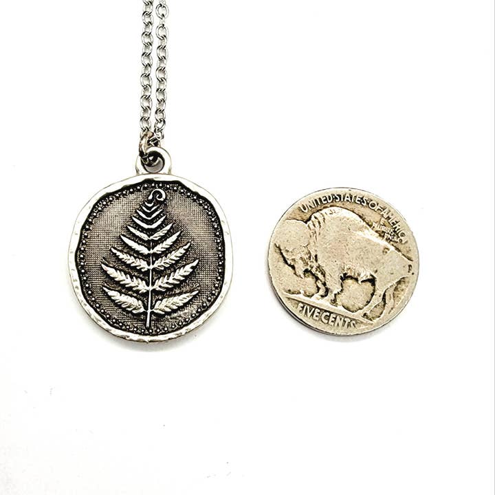 MergingMetals - Vente Colliers à pendentif - Collier Pendentif Fougère des Bois – Médaillon Forêt Argentée3