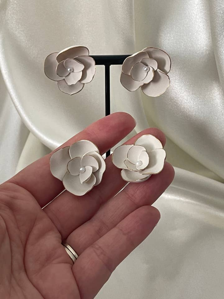 Handgefertigte Calla Ohrringe aus beigem Ton mit 14K Goldspitzen für den Großhandel von Aviella Creations