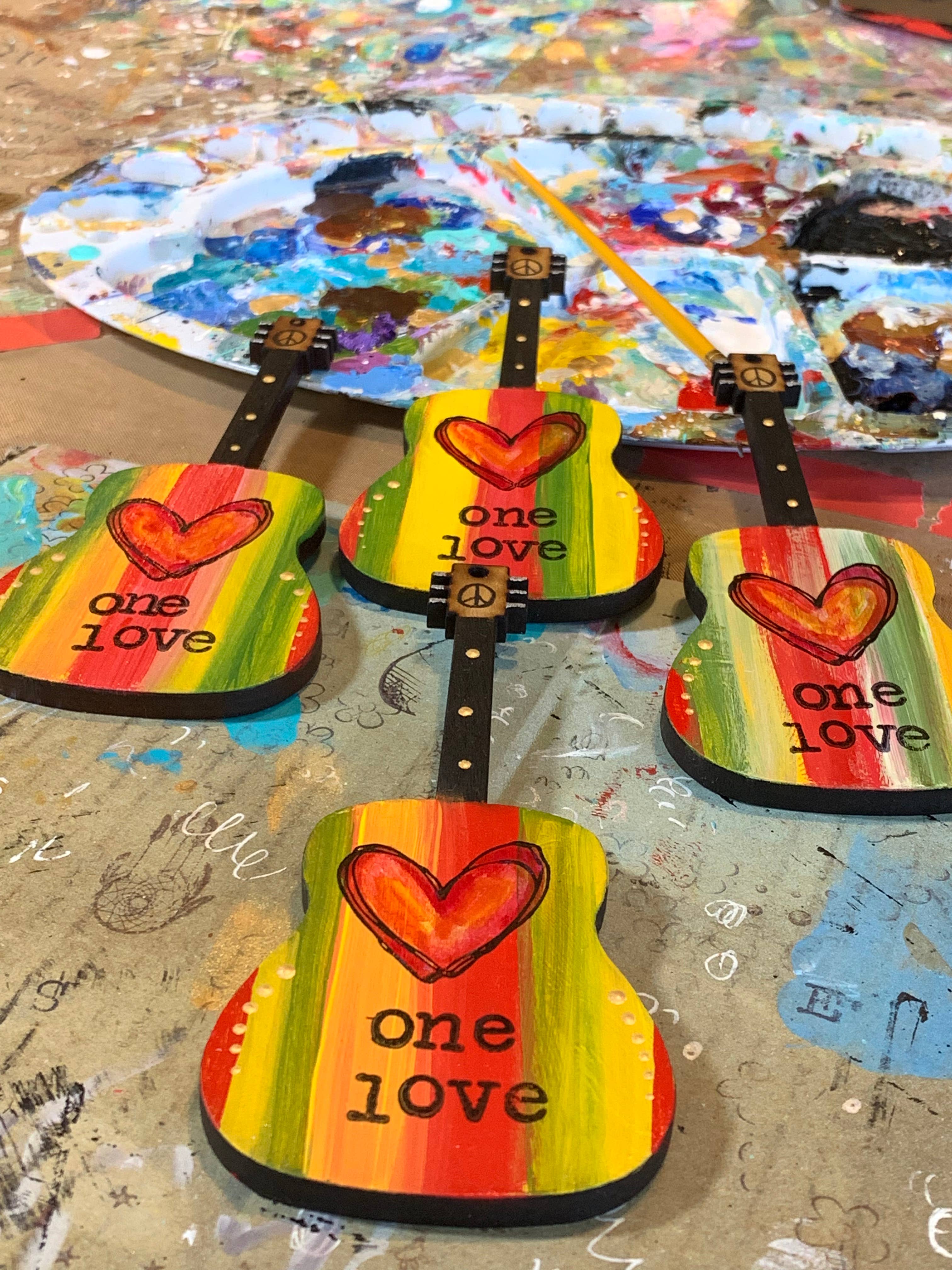 Clever Clogs Art - Vente Objets de décoration - One Love, Bob Marley, ornement de guitare6