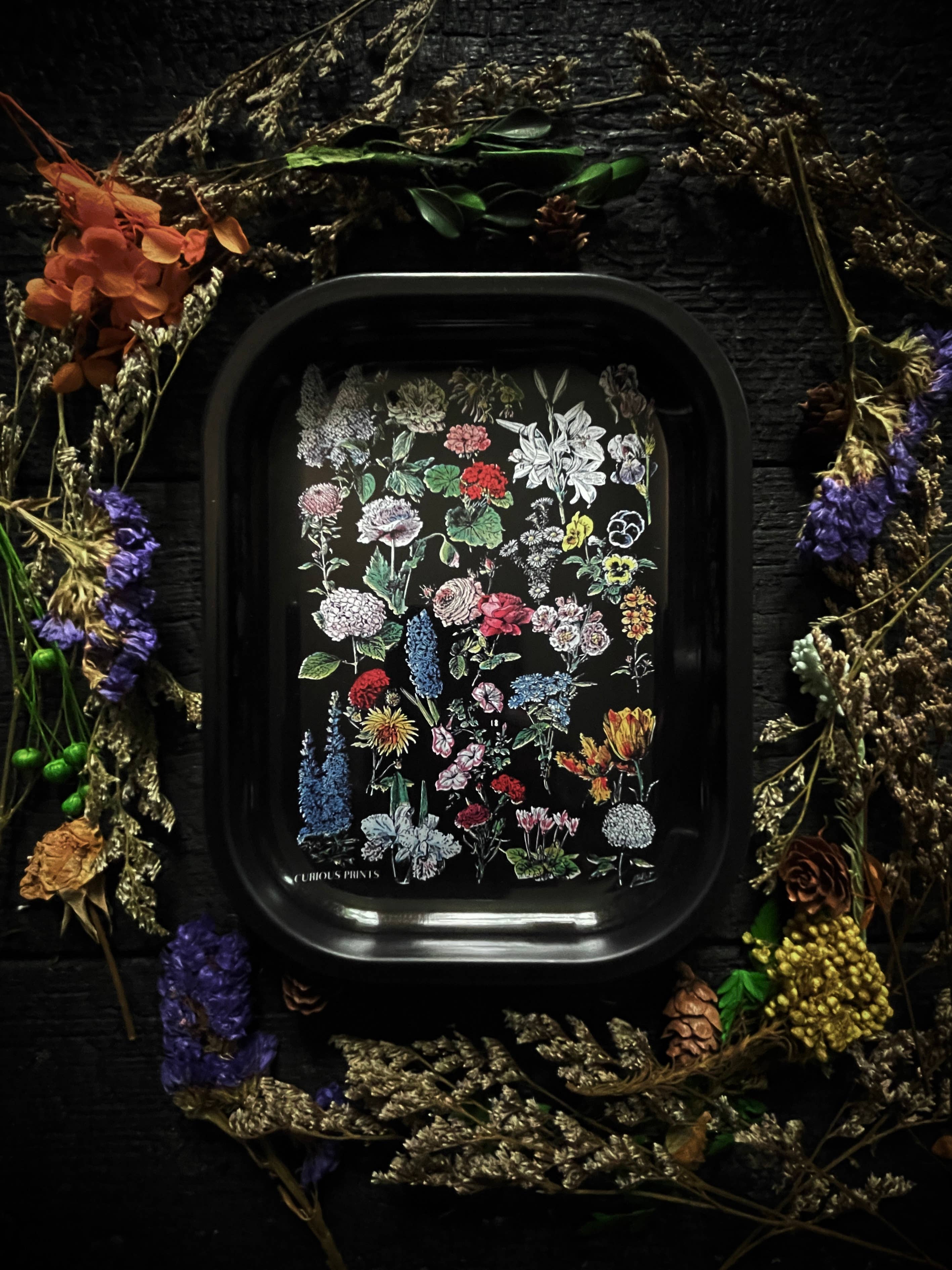 Curious Prints – Großhandel Deko-Tablett – Kleines schwarzes Metalltablett mit Blumen / Vintage Blumen Schale3