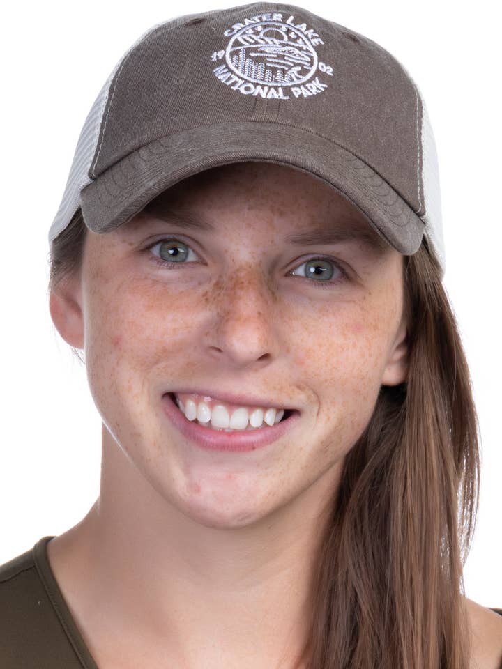 Parc national de Crater Lake fondé en 1902 | Casquette de baseball de randonnée en Oregon pour hommes et femmes - (Camion, BrnStn) pour la vente par Ann Arbor Tees