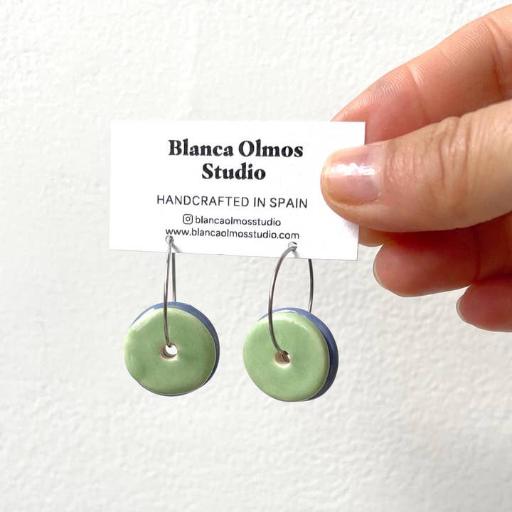Blanca Olmos Studio – Engroshandel Hængeøreringe og creoløreringe – Letvægts keramiske øreringe, ringe, forskellige farver