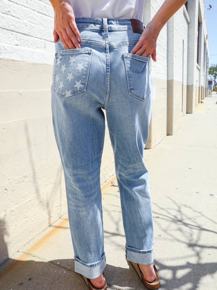 Jean boyfriend taille haute Judy Blue avec ourlet retroussé et poche étoile (paquet ouvert) pour la vente par Promenade