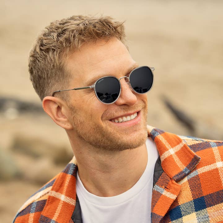 Blue Planet Eco-Eyewear – Großhandel Sonnenbrille – Herren – BP19954 - Niko - Kristallgrau / Silber / Rauchpolarisiertes Glas1