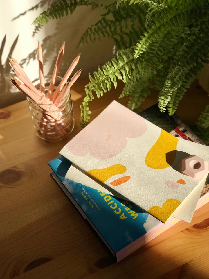 Notizbuch mit abstraktem Muster in lebendigen Farben / Dream für den Großhandel von Fin Studio