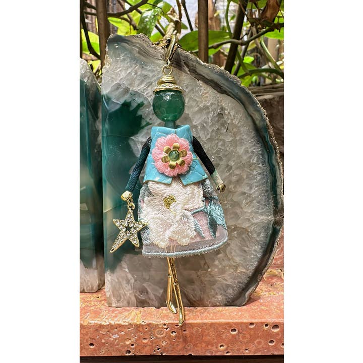 Pretty Persuasions - Vendita all'ingrosso Collana con ciondolo/pendaglio - N23188G Collana in acciaio inossidabile con bambola francese decorata in pietra