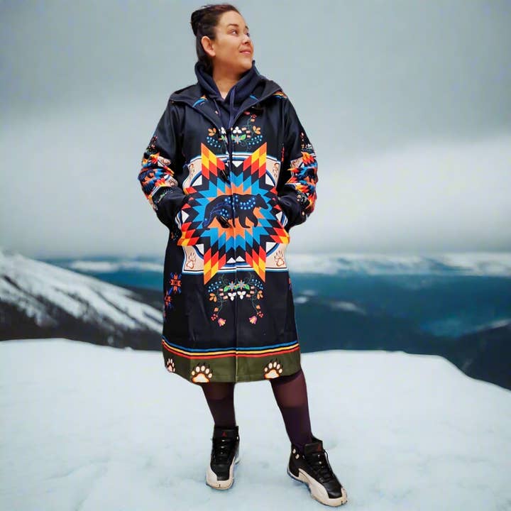 OLDTRIBES™ Modighedsbjørn - Sort Lang Frakke for engroshandel hos OldTribes