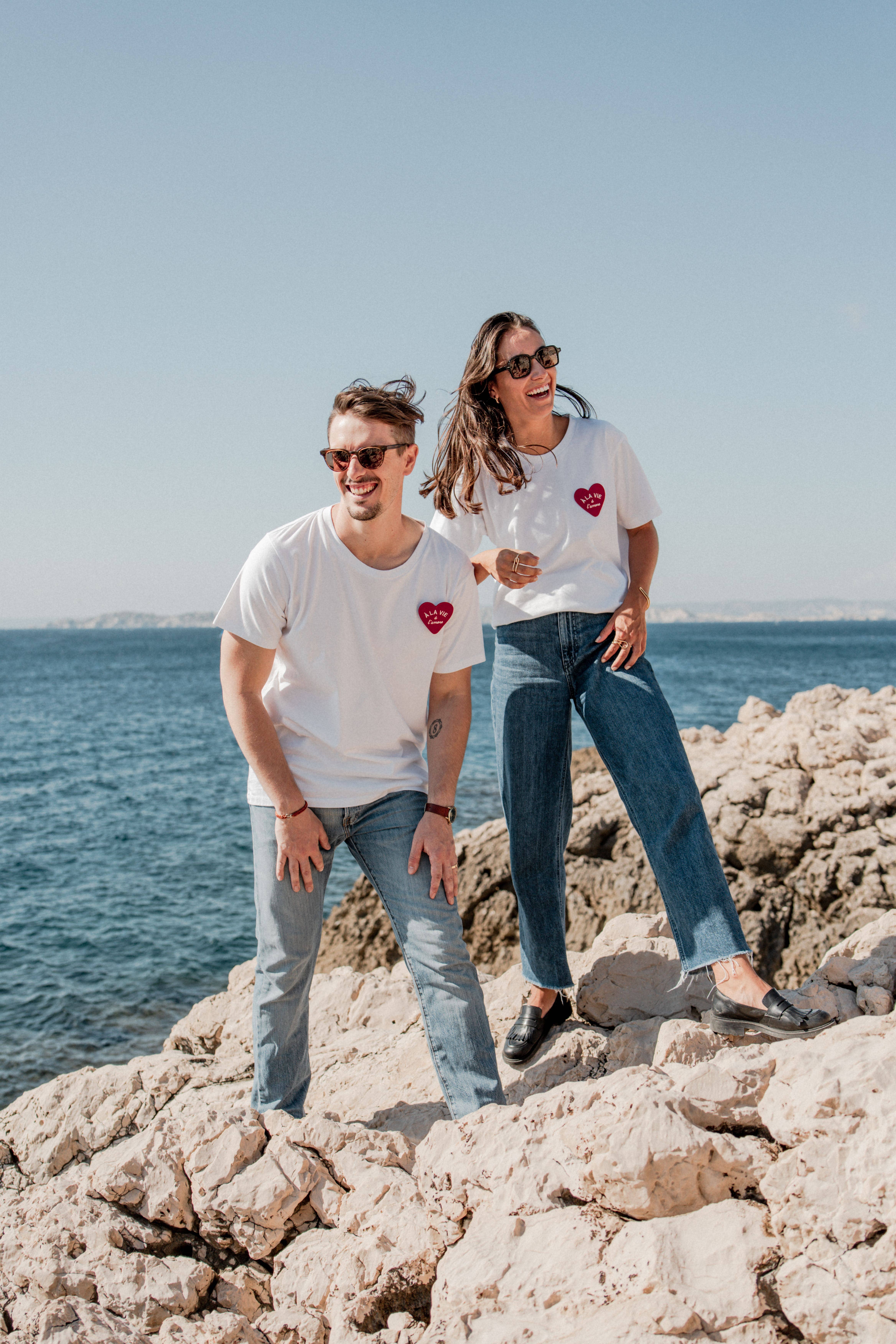 Un baiser français s'il vous plaît - Wholesale T-Shirt - Unisex - Embroidered heart patch T-shirt11